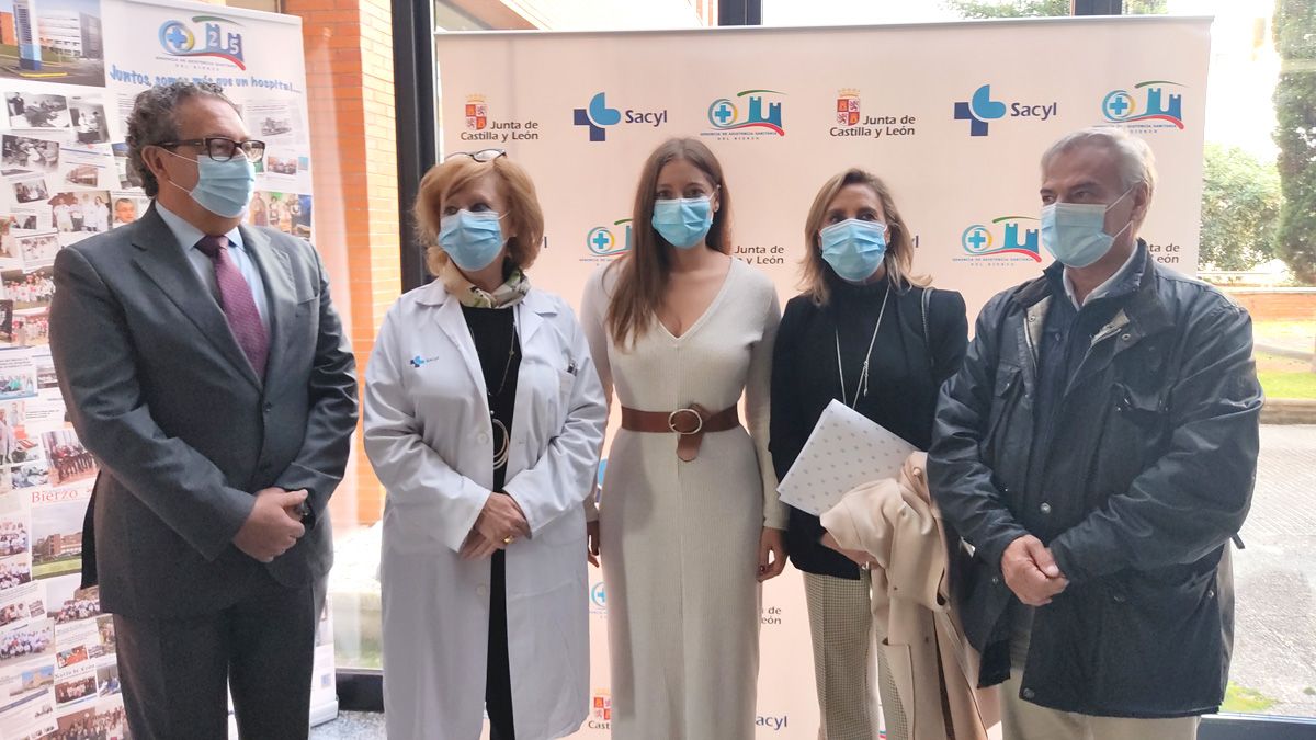 La delegada de la Junta, Esther Muñoz, junto a los gerentes sanitarios en Ponferrada. | D.M.