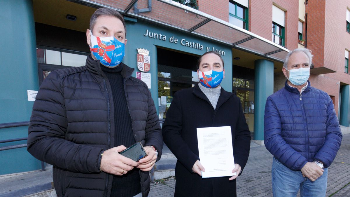 Los representantes de Coalición por el Bierzo, este miércoles en la delegación de la Junta en Ponferrada. | Ical