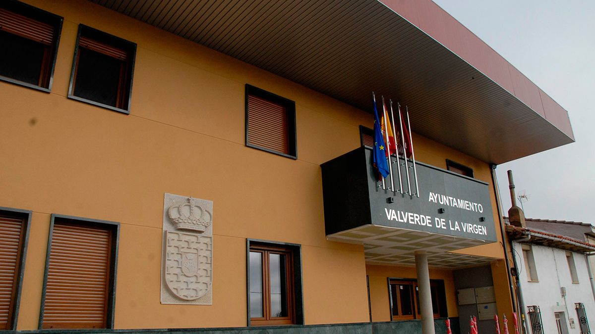 Imagen de archivo del Ayuntamiento de Valverde de La Virgen. | MAURICIO PEÑA Imagen de archivo del Ayuntamiento de Valverde de La Virgen. | MAURICIO PEÑA