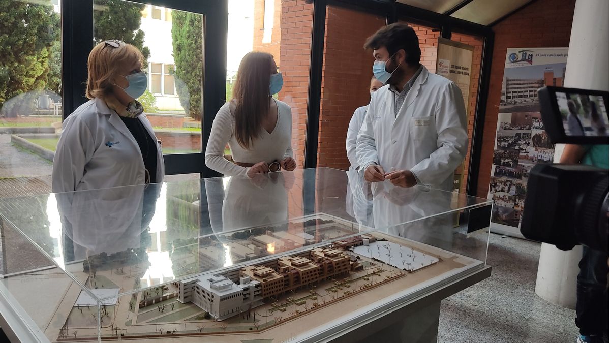 Ester Muñoz, en el centro, junto con los responsables del área de salud del Bierzo. | D.M.