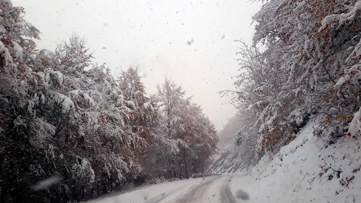 Situación de la carretera esta mañana en el Valle de Valdeón. | L.N.C. Situación de la carretera esta mañana en el Valle de Valdeón. | L.N.C.