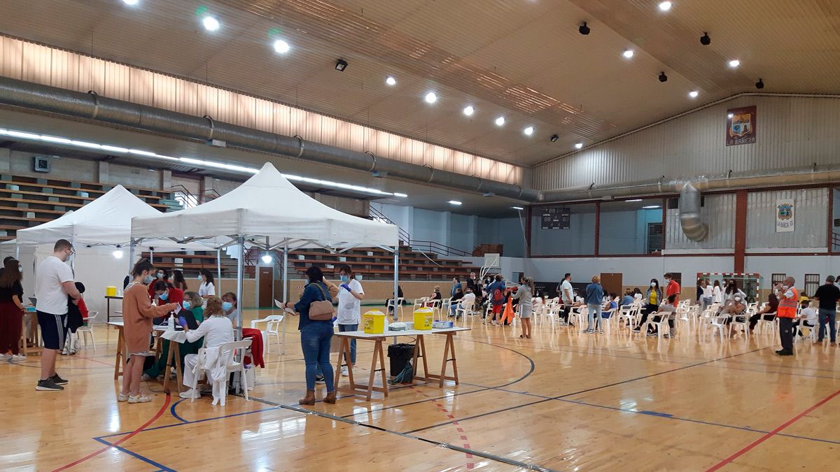 El polideportivo municipal de La Bañeza acogerá las próximas vacunaciones masivas. | L.N.C.