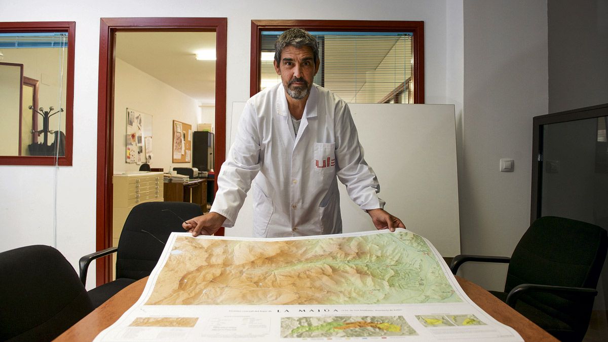 Nacho, autor de la tesis 'León en la cartografía contemporánea', posa con uno de los mapas del Servicio de Cartografía de la ULE. | MAURICIO PEÑA