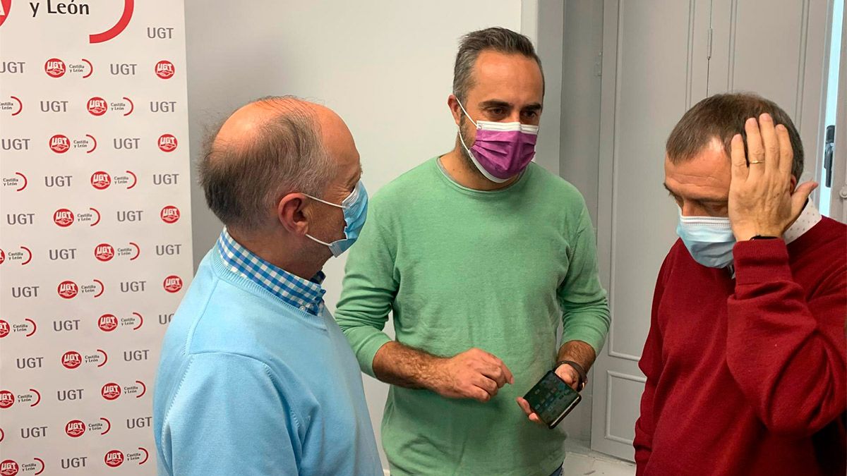 Héctor Yagüez, en el centro, conversa con el secretario general de UGT CyL, Faustino Temprano (izda), y el vicesecretario general confederal de Política Sindical de UGT-CEC, Mariano Hoya. | E.P.