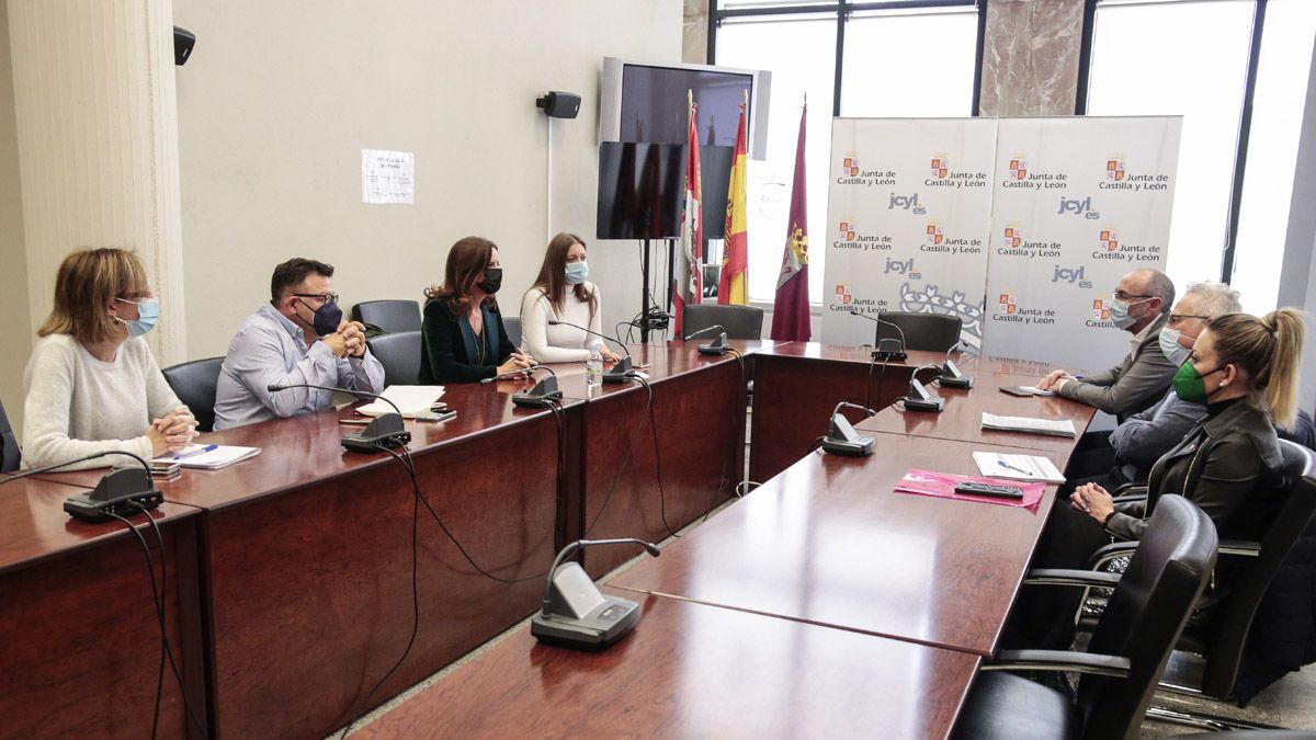 La consejera de Empleo e Industria se reúne con responsables de Latem Aluminium y Unimacts. | CAMPILLO (ICAL) La consejera de Empleo e Industria se reúne con responsables de Latem Aluminium y Unimacts. | CAMPILLO (ICAL)
