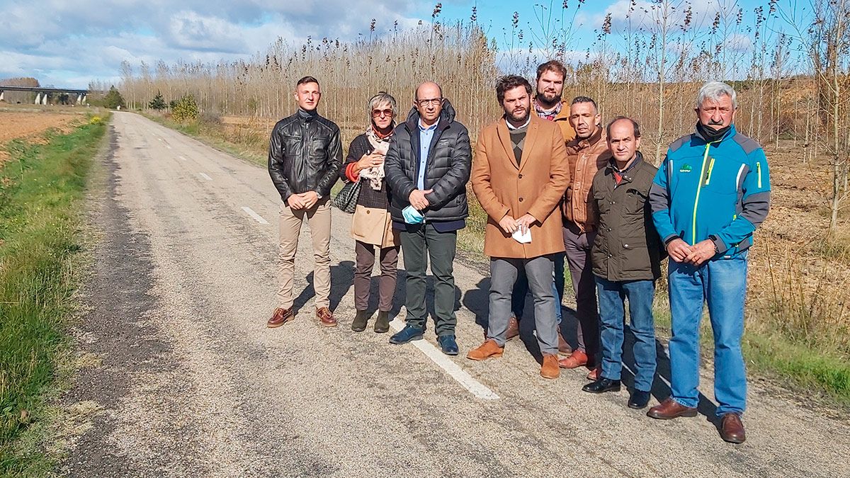 Representantes del PP este jueves a la entrada de la localidad de Villacé. | L.N.C.