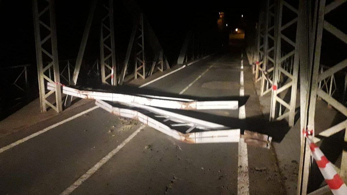 Materiales del puente cortando la circulación de vehículos por el mismo. | JOSÉ MANUEL NAVARRO