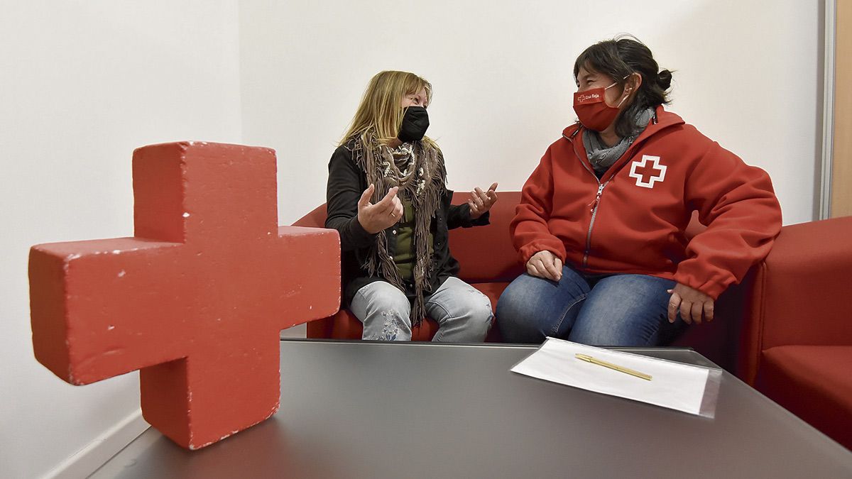 María José Flórez, voluntaria del proyecto de acompañamiento, y Ana Garcés, técnica en Cruz Roja.  | SAÚL ARÉN