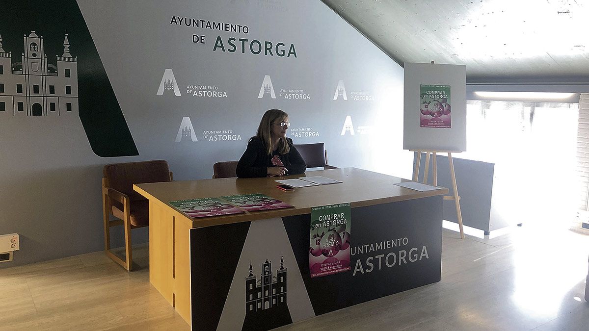 Foto de la presentación de la campaña ‘Comprar en Astorga tiene premio’. | P.F.