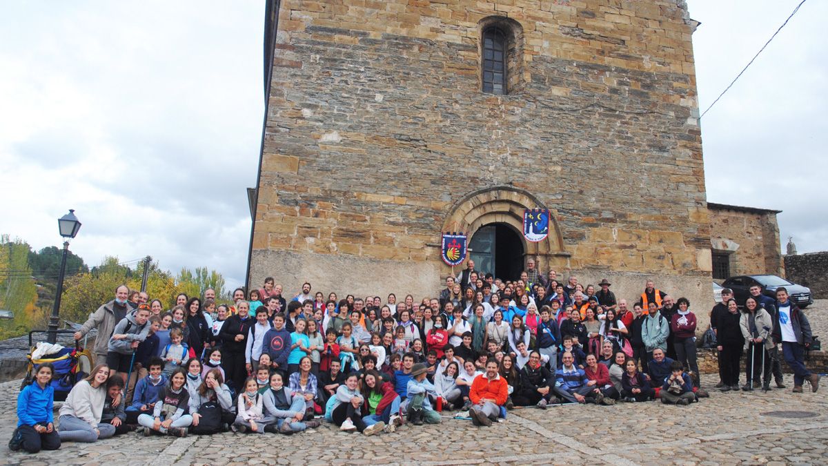 Un grupo de más de 200 niños de Getafe, junto a la iglesia de Santiago.