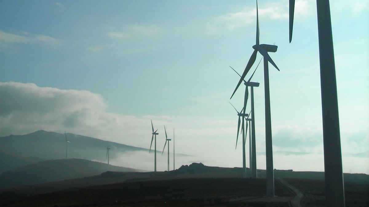 Imagen de archivo de aerogeneradores en montes.