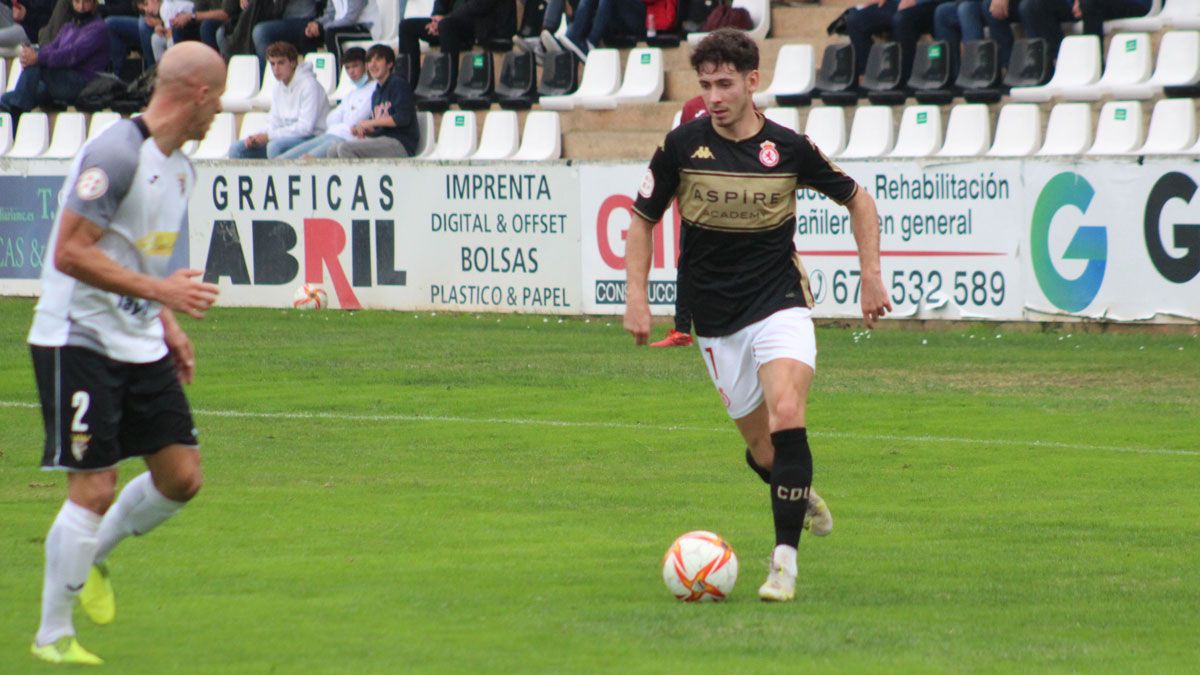 Aarón encara a un rival durante el choque en Tudela. | ISAAC LLAMAZARES