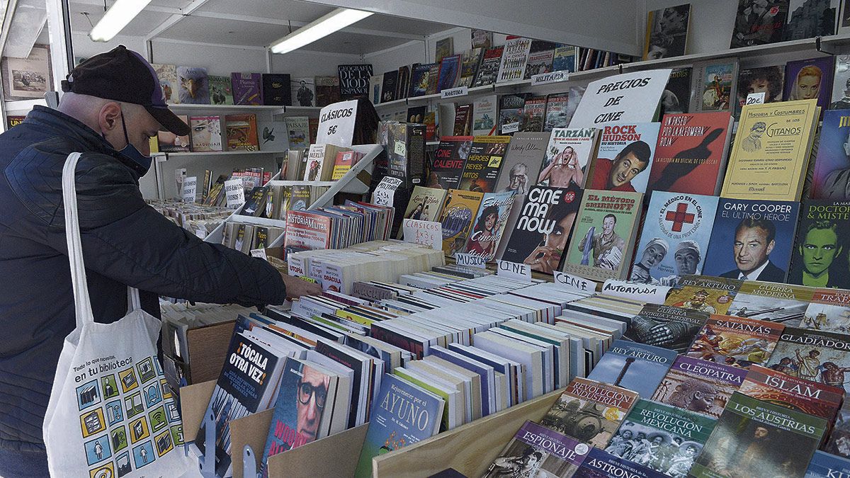 La Feria del Libro Antiguo y de Ocasión siempre es una buena oportunidad para hacerse con nuevos títulos. | MAURICIO PEÑA