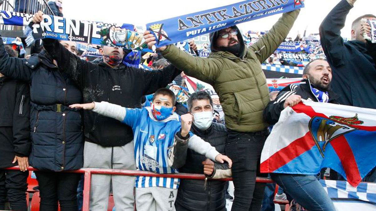 Aficionados de la Deportiva, en las gradas del Anxo Carro. | LALIGA