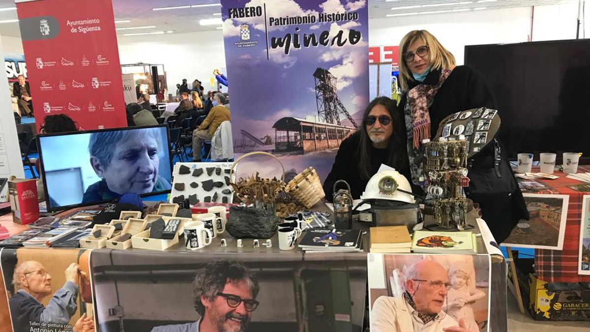 El dibujante Lolo y la alcaldesa de Fabero, Mari Paz Martínez, en el stand.