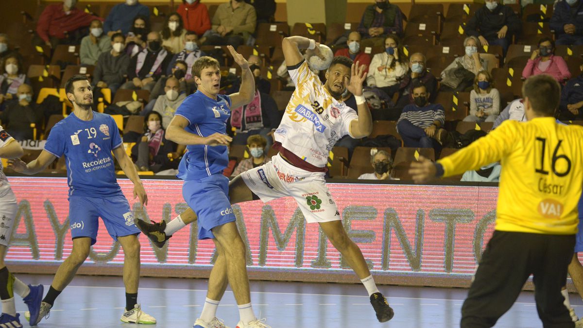 Carrillo, Rogelio y Richi, junto a presidente y directivos, ejercieron de modelos para presentar la camiseta que se entregará con cada abono. | MAURICIO PEÑA