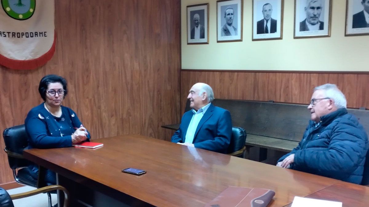 Reunión entre los embajadores de FCM y la alcaldesa de Castropodame.