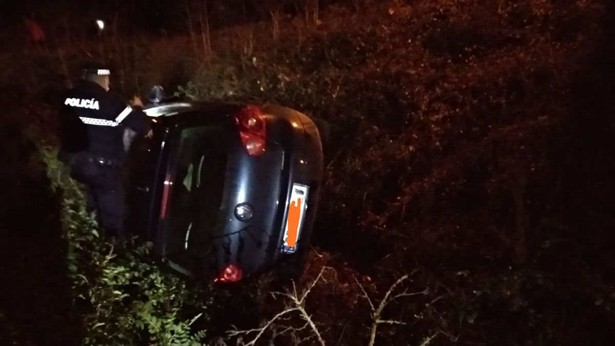 El coche quedó volcado en la cuneta tras salirse del vial. | POLICIA