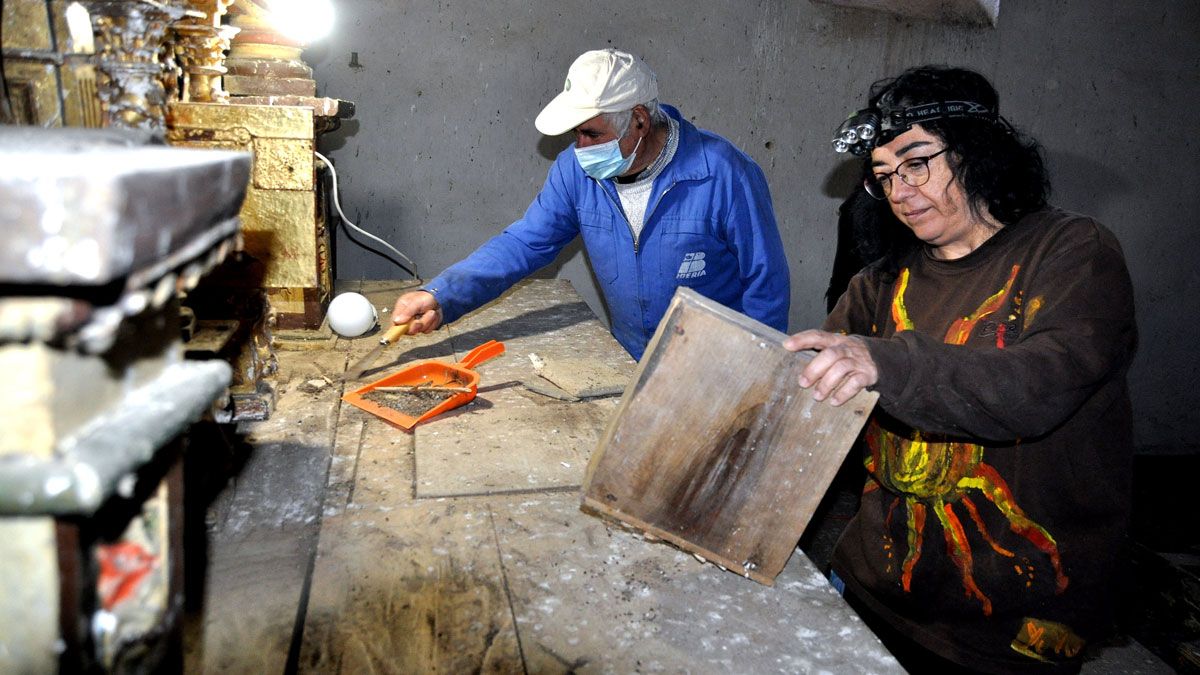 Limpieza del altar realizada entre los vecinos y la agrupación de voluntarios Promonumenta. | CHEMA VICENTE