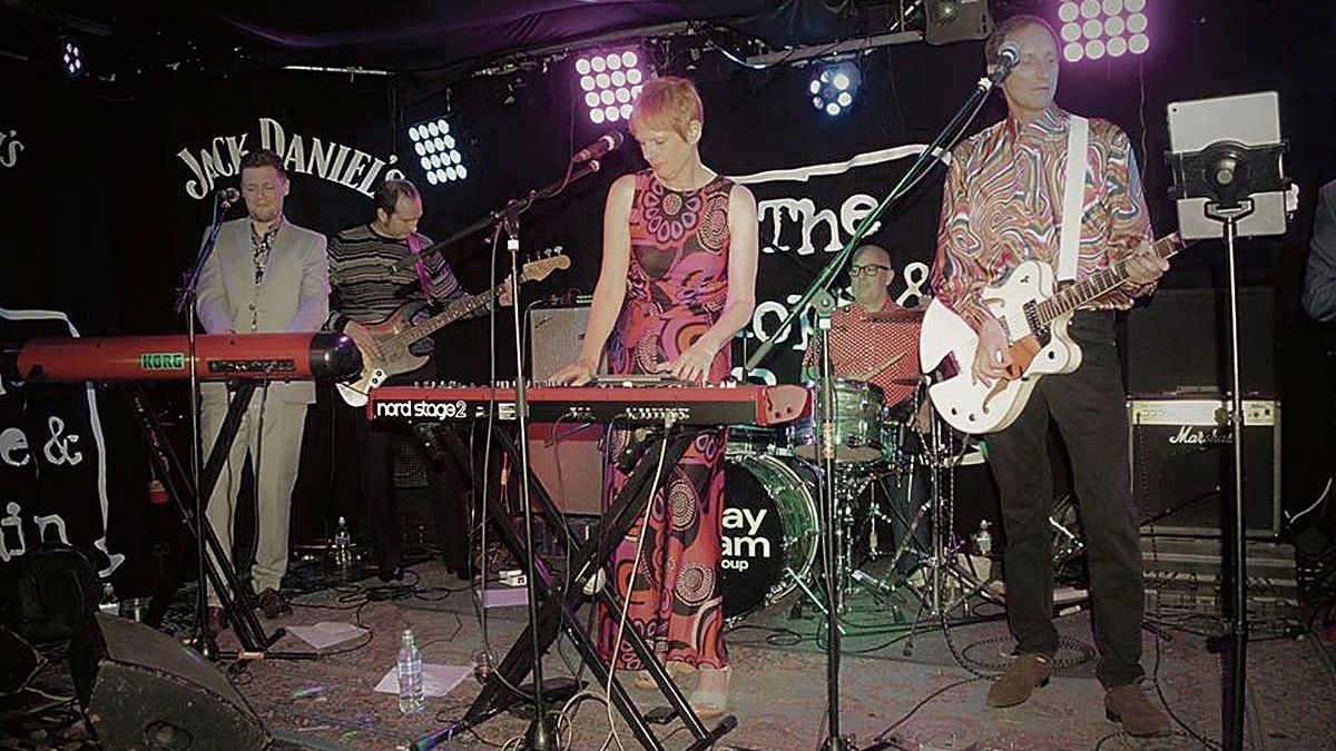 Uno de los cabeza de cartel, Fay Hallam & Plays Makin’ Time (Reino Unido). Uno de los cabeza de cartel, Fay Hallam & Plays Makin’ Time (Reino Unido).