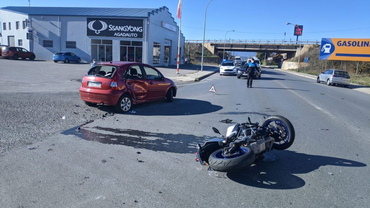 El motorista quedó herido sobre el asfalto tras el choque.