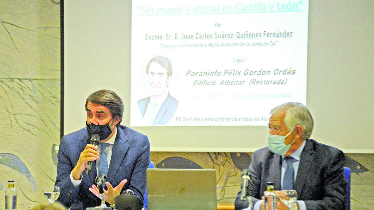 Un instante de la conferencia de Juan Carlos Suárez-Quiñones en la Universidad de la Experiencia. | MAURICIO PEÑA
