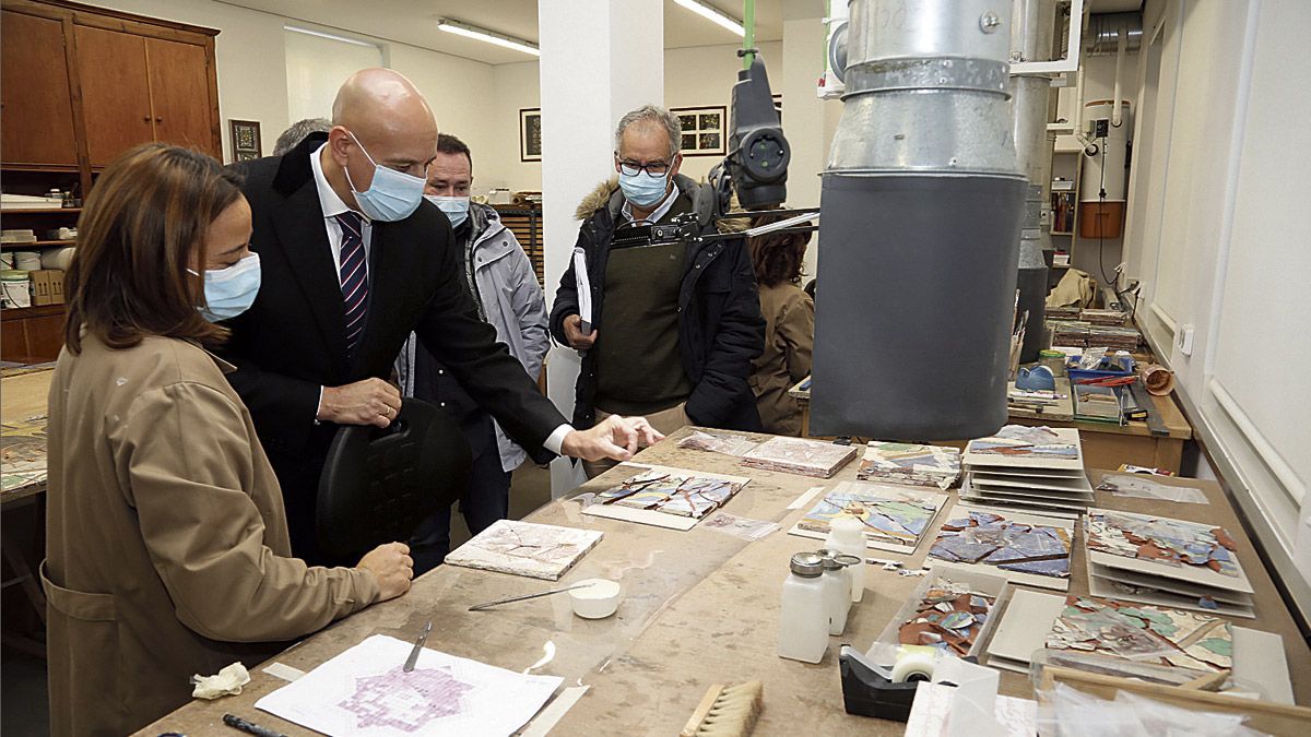 El alcalde José Antonio Diez acompañado por el arquitecto Ramón Cañas visitaron el taller de restauración.