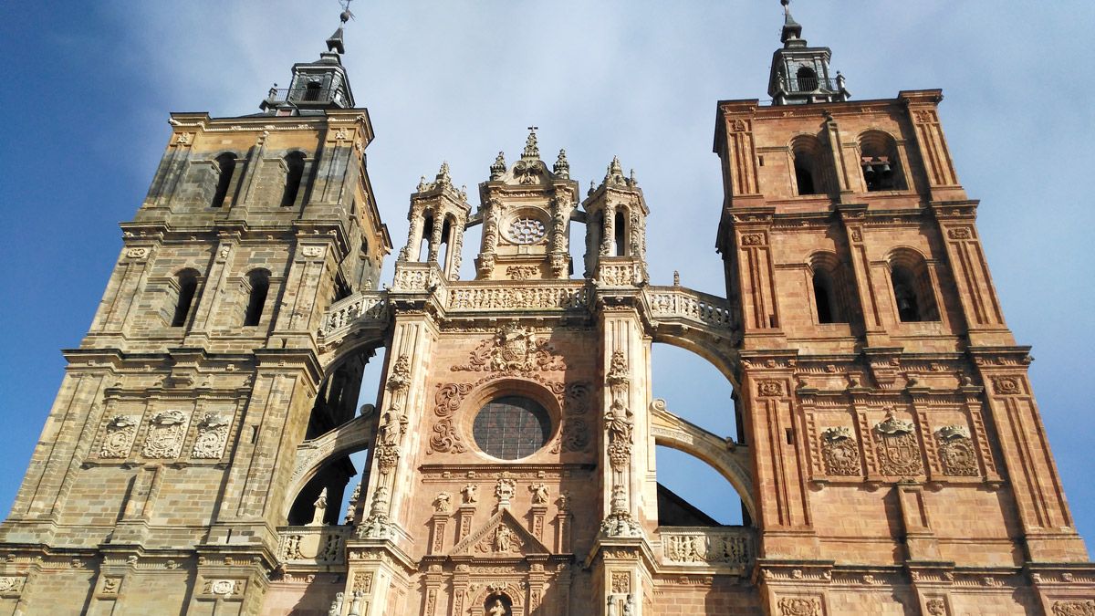 Foto de archivo de una de las fachadas de la Catedral de Astorga. | P.F.