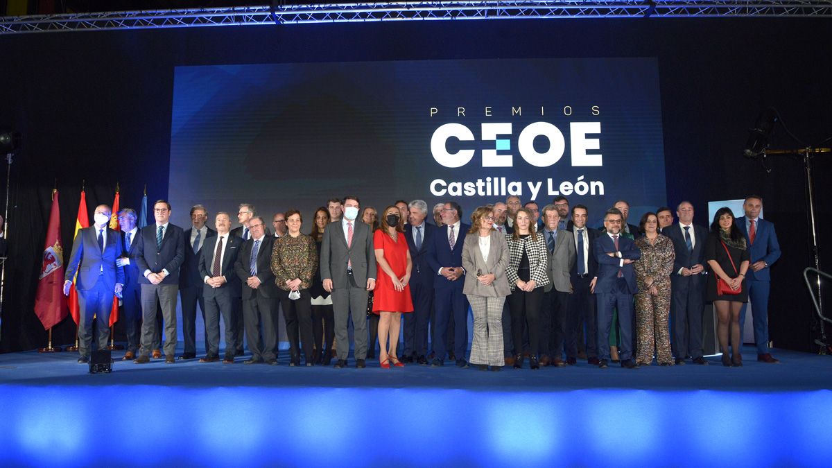Foto de familia de los premiados en la gala celebrada este miércoles en el Palacio de Exposiciones de León. | MAURICIO PEÑA Foto de familia de los premiados en la gala celebrada este miércoles en el Palacio de Exposiciones de León. | MAURICIO PEÑA