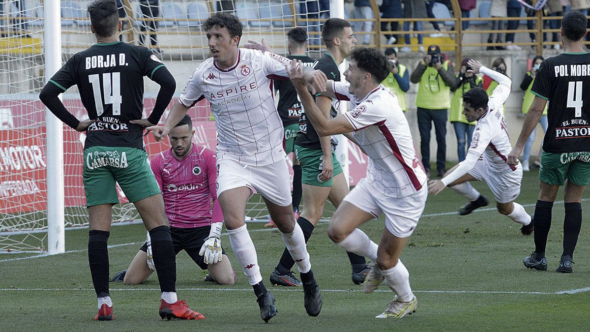 Aarón celebra con Cerrajería uno de los goles del domingo. | MAURICIO PEÑA