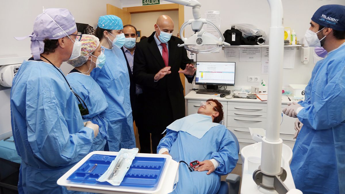 Un instante de la visita del alcalde de León a la clínica solidaria del Colegio Oficial de Dentistas. | CÉSAR