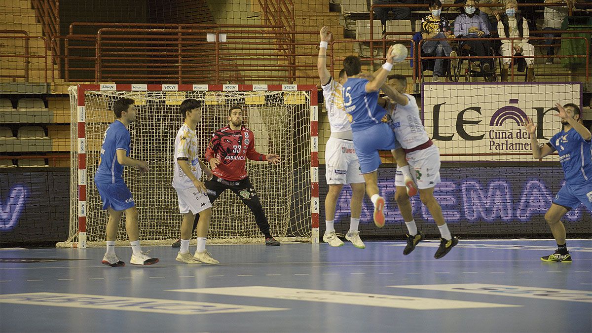 Milan Bomastar fue clave en el triunfo del Ademar ante Valladolid. | MAURICIO PEÑA Milan Bomastar fue clave en el triunfo del Ademar ante Valladolid. | MAURICIO PEÑA