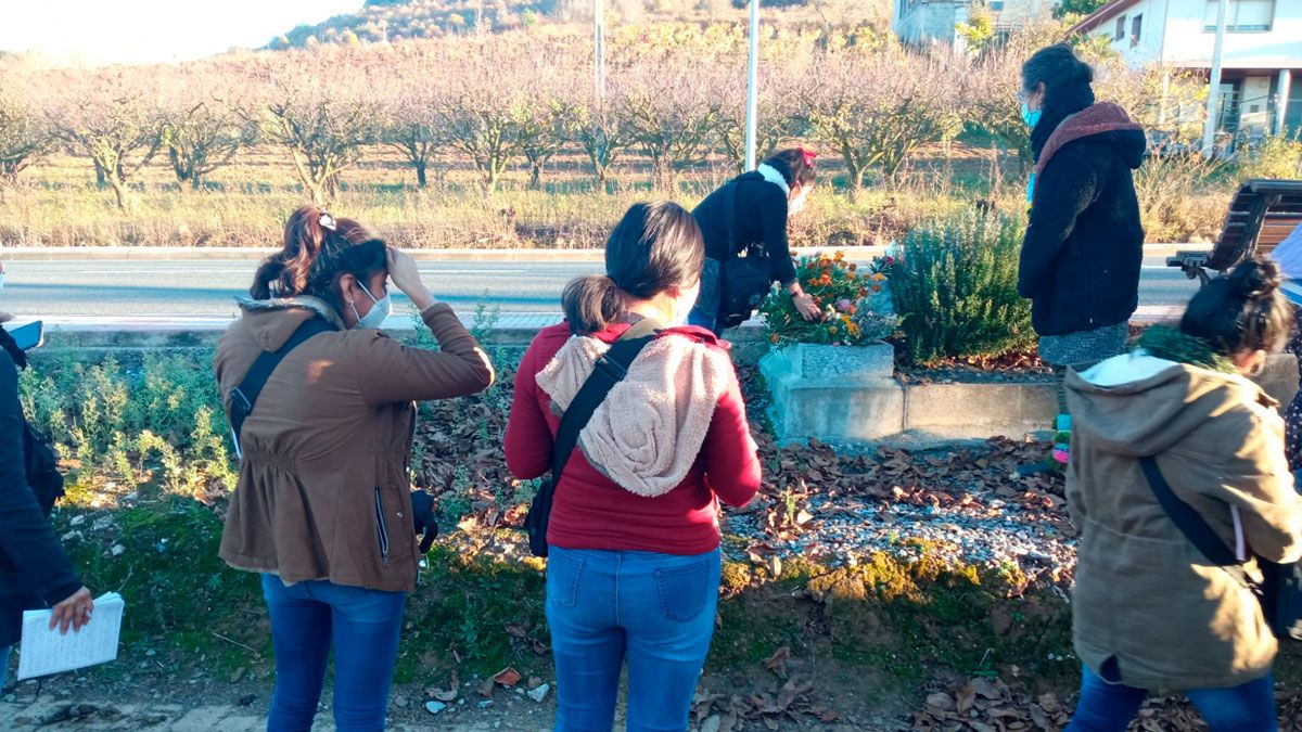 Ofrenda floral de las mujeres zapatistas a los 13 de Priaranza.