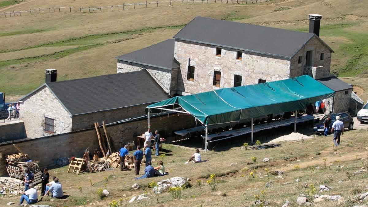 Las edificaciones de Casa Mieres en el Puerto de Pinos. | L.N.C.