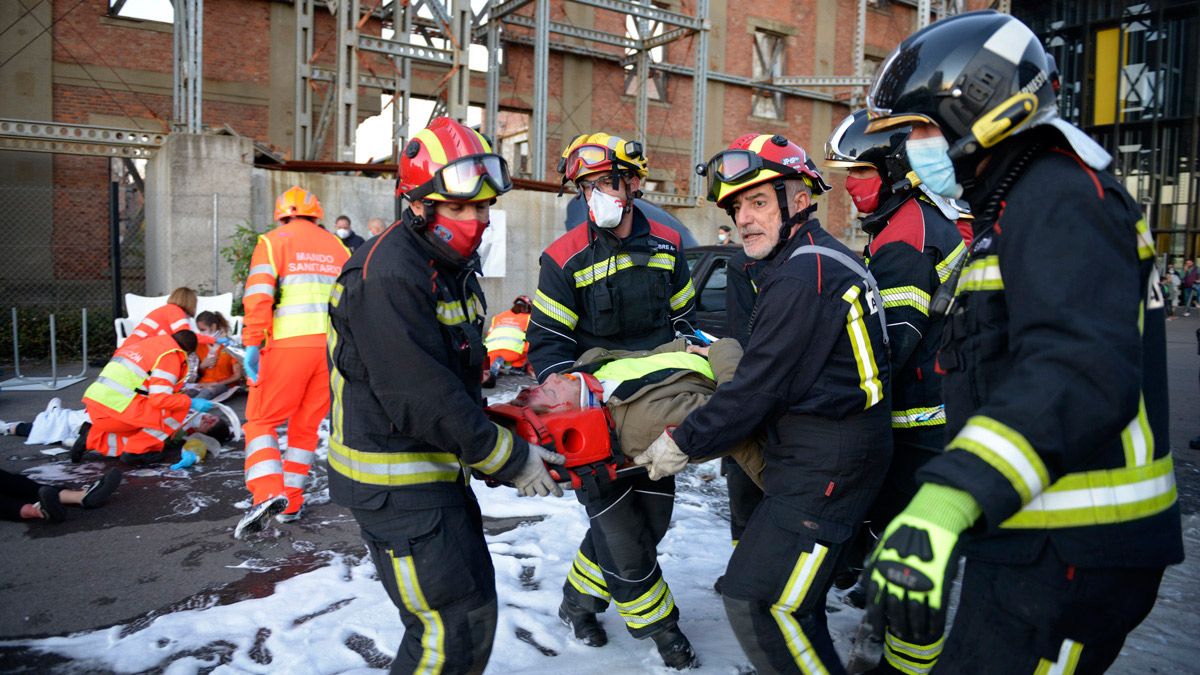 Los efectivos recrean una situación de emergencias en esta simulación. | MAURICIO PEÑA