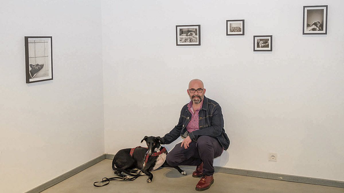 El fotógrafo berciano Tino García con el perro Paul, el protagonista del proyecto. | VIVENTE GARCÍA