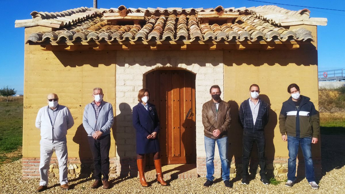 Representantes del consistorio de Santa María del Páramo junto al nuevo palomar. | L.N.C.