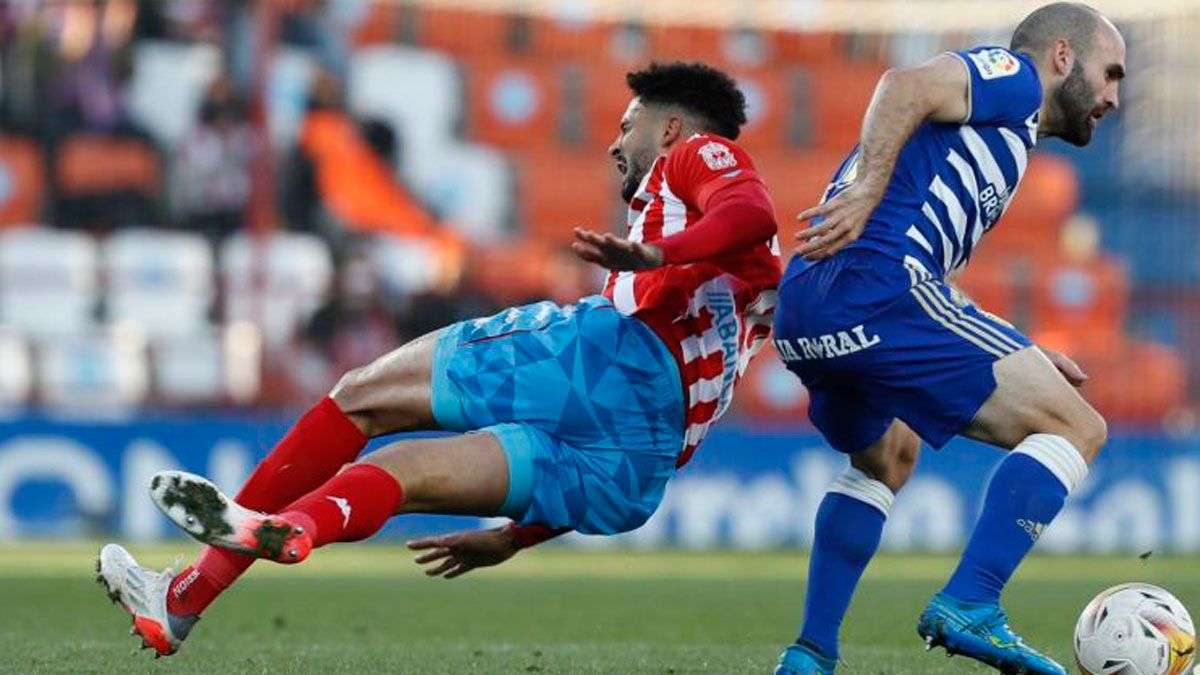 Paris se lleva un balón durante el encuentro del pasado sábado ante el Lugo. | LALIGA