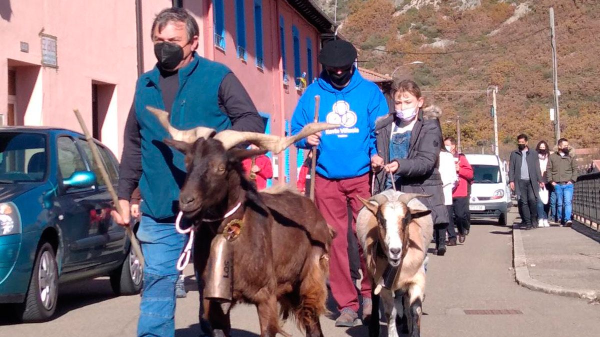 La primera jornada de feria contó con el pasacalles con el chivo como protagonista, recorriendo el pueblo. | E. NIÑO