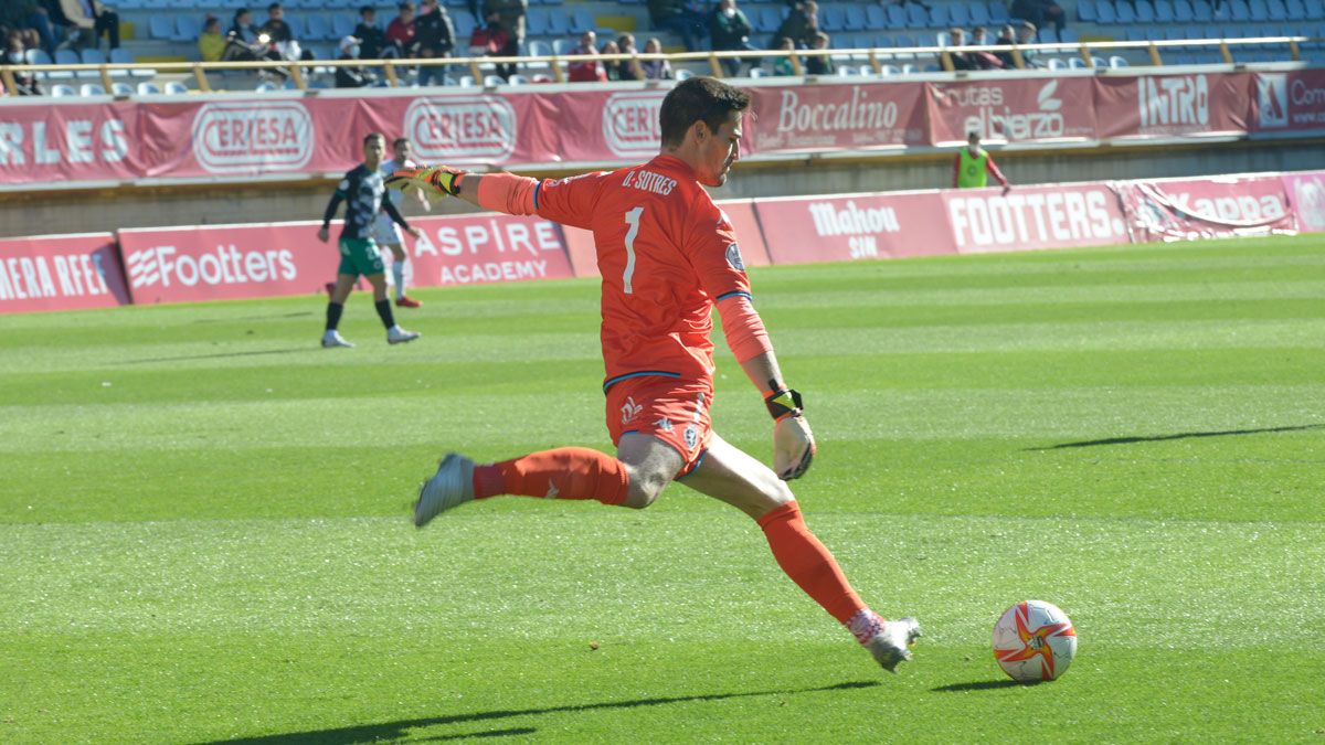 Dani Sotres, durante el partido ante el Racing. | MAURICIO PEÑA