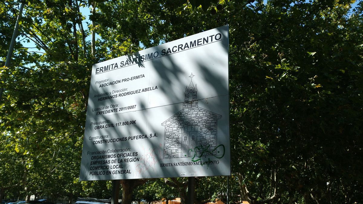El cartel donde estaba previsto ubicar la Ermita aún se mantiene, aunque hayan pasado 15 años desde que se pretendiera el proyecto. | M.I.