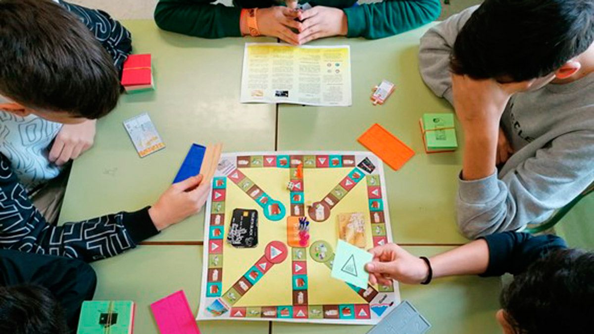 Un grupo de jóvenes jugando a 'Crea tu billete'. | L.N.C.