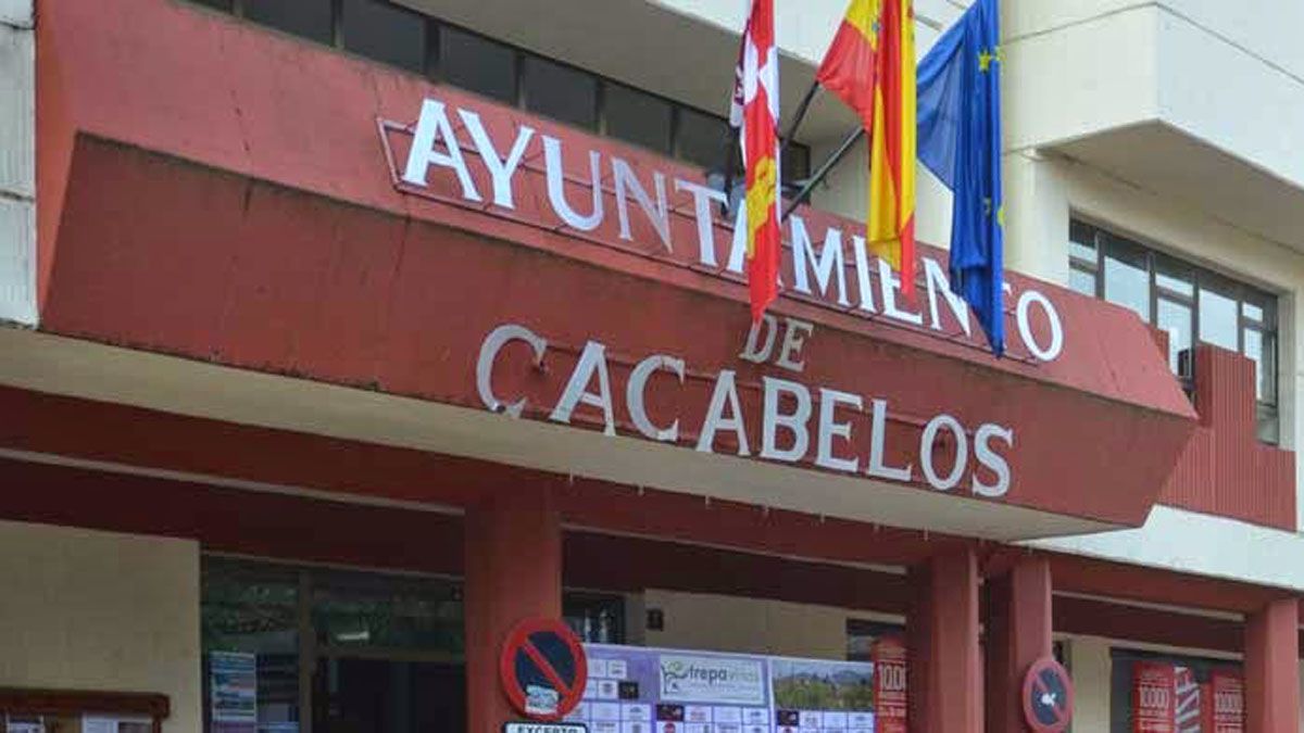 El Ayuntamiento de Cacabelos, en imagen de archivo.