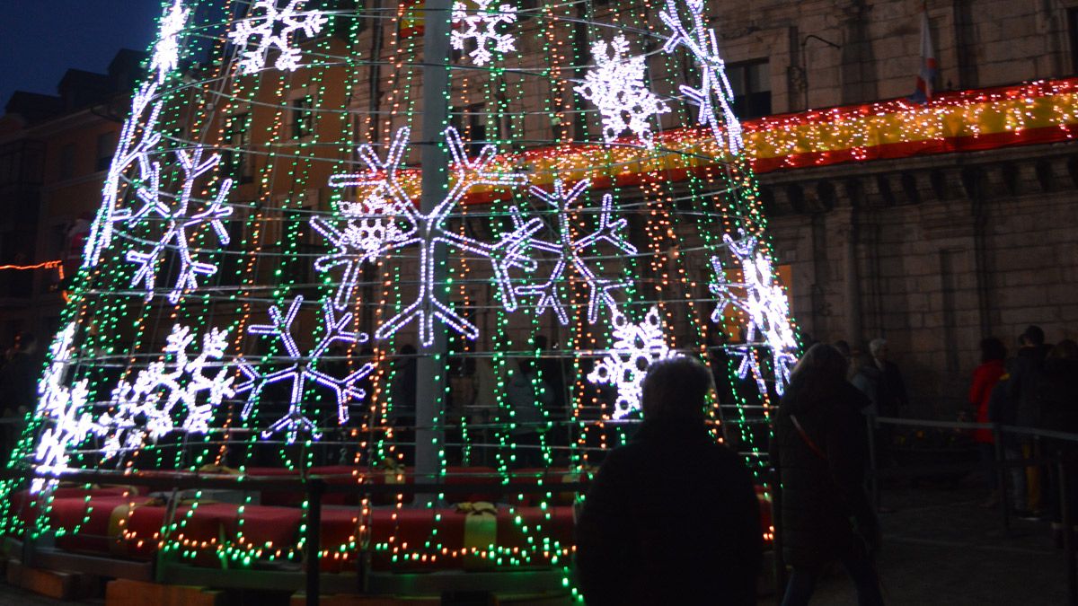 Uno de los grandes adornos lumínicos navideños, en años anteriores, en la plaza del Ayuntamiento de Ponferrada. | M.I.