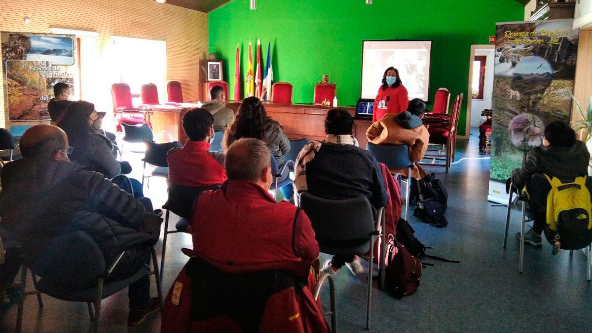 La gerente de la Fundación de la Reserva del Alto Bernesga, Beni Rodríguez, durante la recepción en La Pola. | E.N.