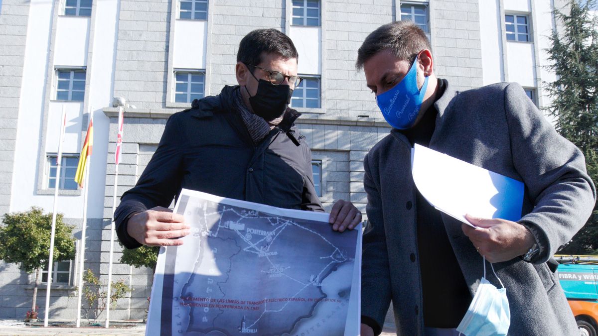 Gabriel Folgado e Iván Alonso, de Coalición por el Bierzo, ante los edificios de Compostilla I.