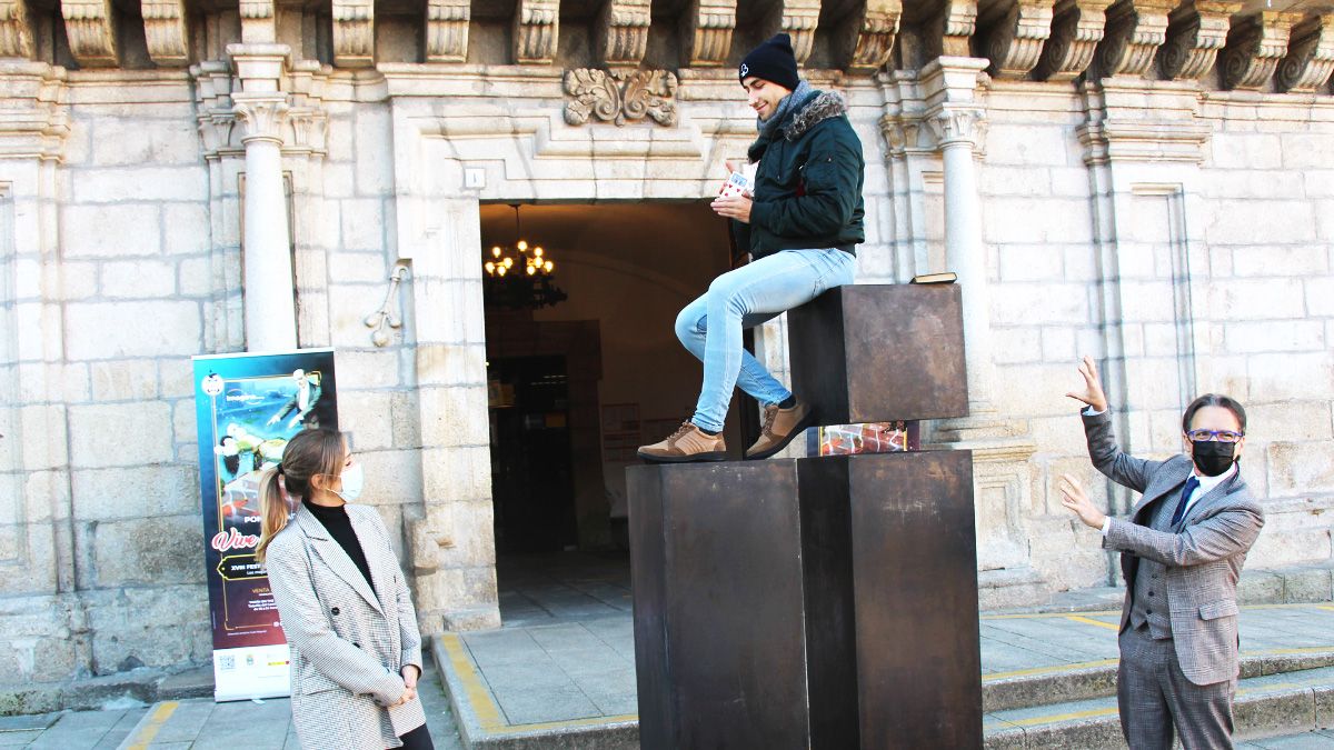 Escultura mágica diseñada por el artista Amancio González a las puertas de Ayuntamiento de Ponferrada.