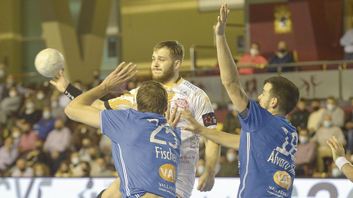 Virbauskas da un pase durante el encuentro frente al Valladolid. | MAURICIO PEÑA