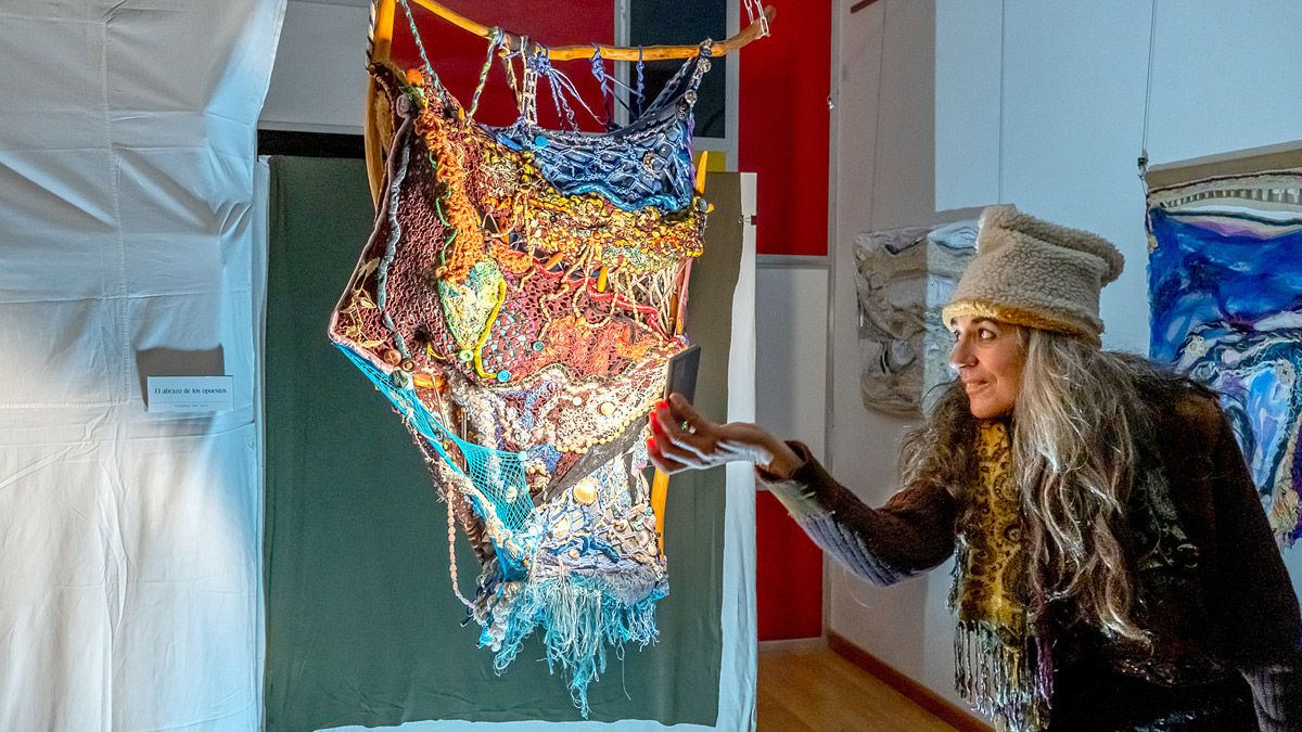 La artista Virginia del Arco iluminando sus piezas. | VICENTE GARCÍA