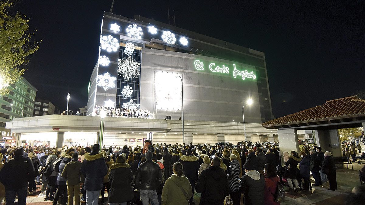 Un instante del acto para el encendido de la iluminación navideña de El Corte Inglés de León. | SAÚL ARÉN